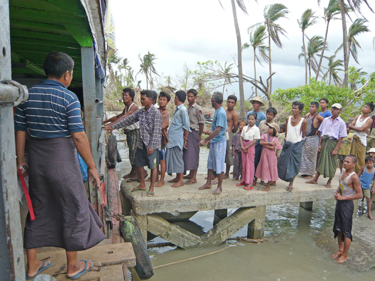 transfert de l'aide  une pirogue