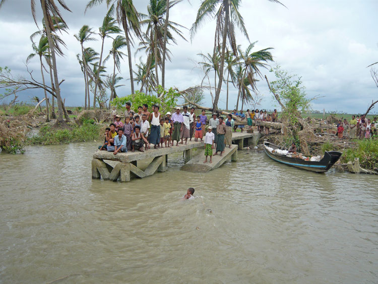 transfert de l'aide à une pirogue