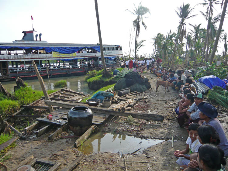 transfert de l'aide dans une petite pirogue pour distribution dans un village isol