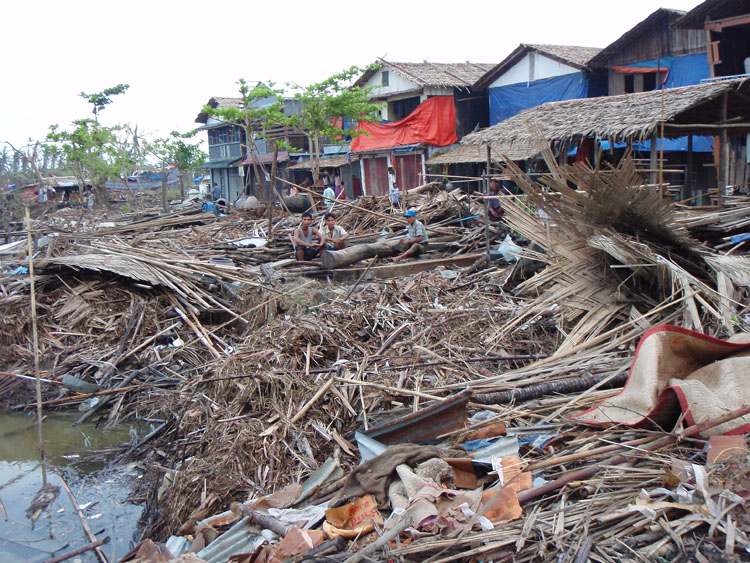 maisons en bordure de riviere detruites par le cyclone nargis