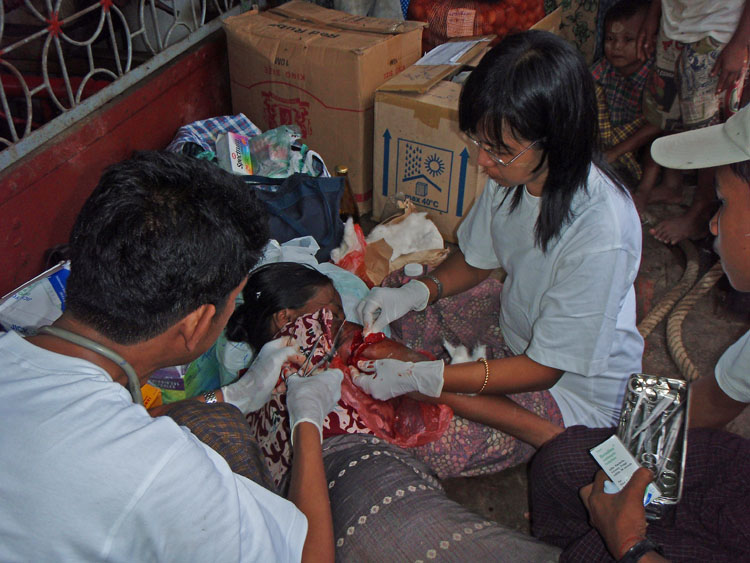 distribution de l'aide en pirogue