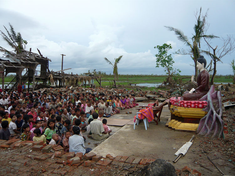 foule en attente devant une statue de bouddha