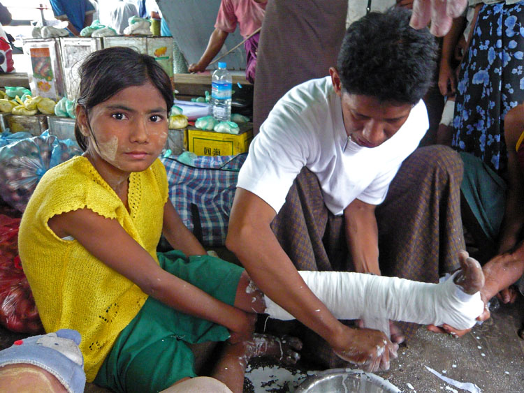 distribution de l'aide en pirogue