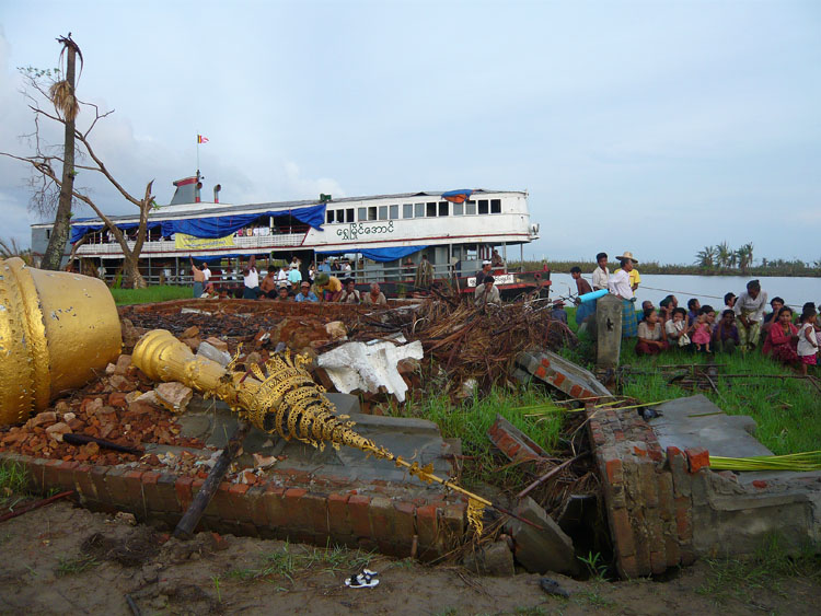 maisons en bordure de riviere detruites par le cyclone nargis