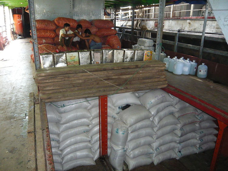 stockage du riz dans la soute du bateau