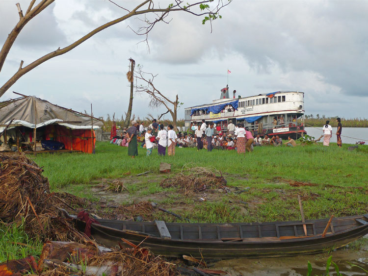 dchargement de l'aide du bateau dans une tente Usaid dans ce qui reste du village