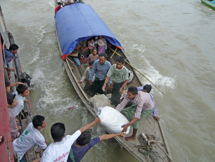 transfert de l'aide  une pirogue