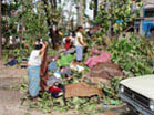 linge qui seche sur des debris d'arbres à yangon