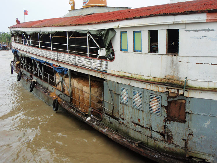 bateau à deux ponts typique du delta de l'Irrawaddy