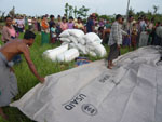 distribution dans le village de DA