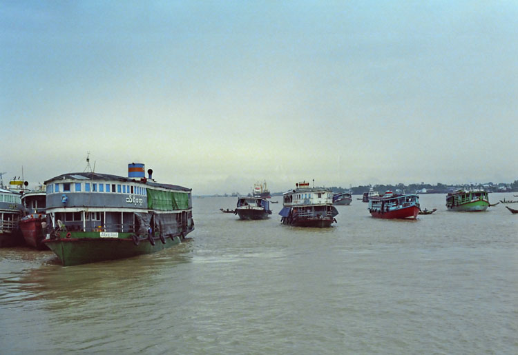 bateaux sur l'Irrawaddy au départ de Yangon