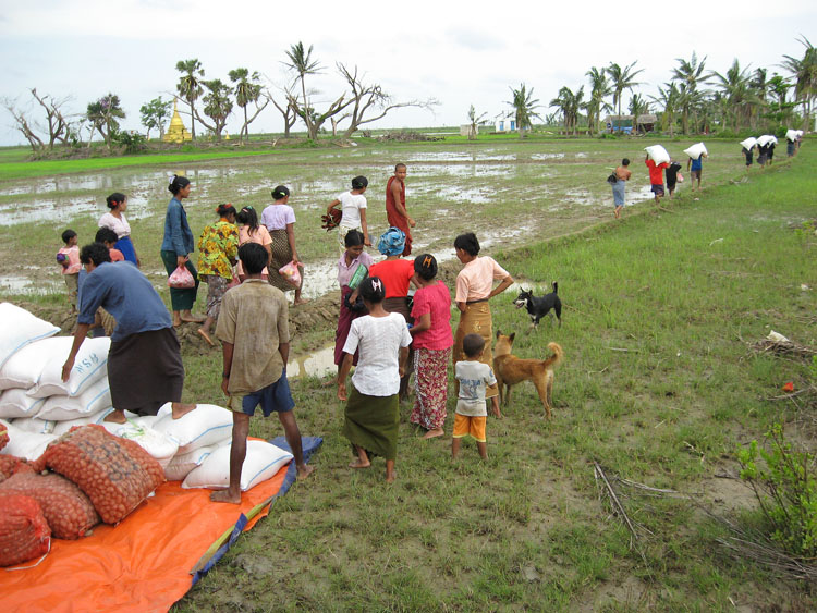 distribution de l'aide par les villageois