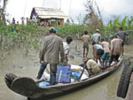 arrive en pirogue pour une distribution