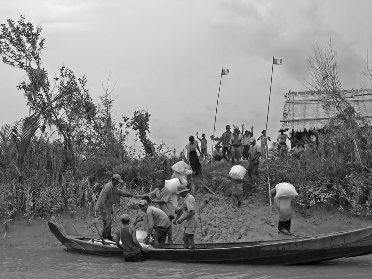 arrivée en pirogue pour une distribution