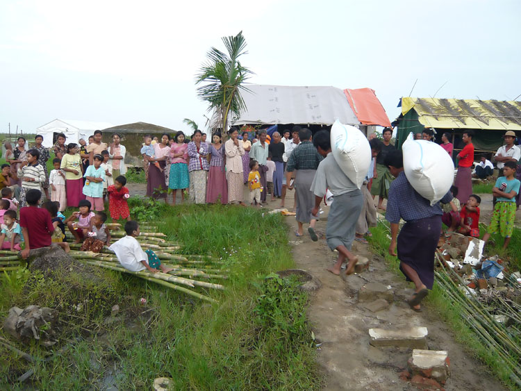 distribution riz dans un village