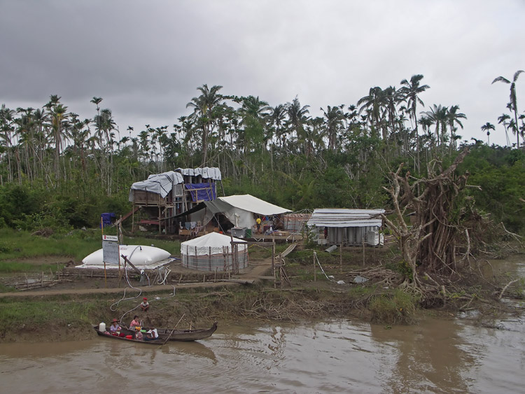 installation de recueil de l'eau de pluie construite par save the children