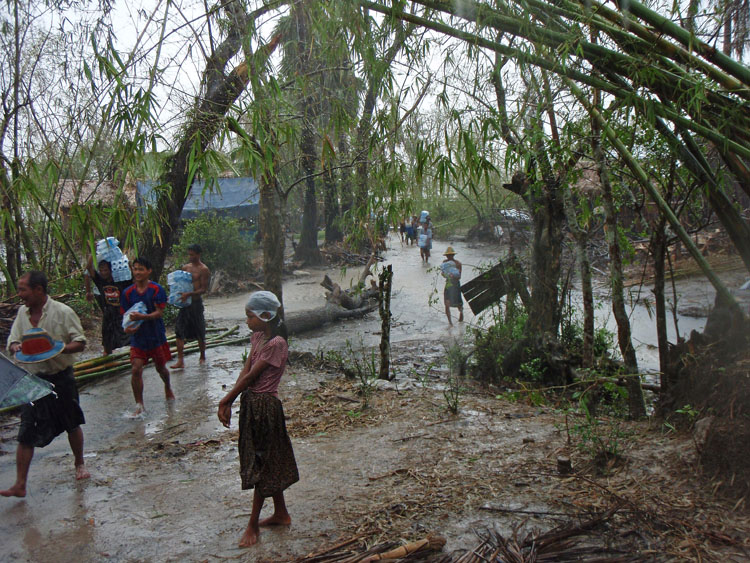 village  Taung chaung dechargement des pirogues