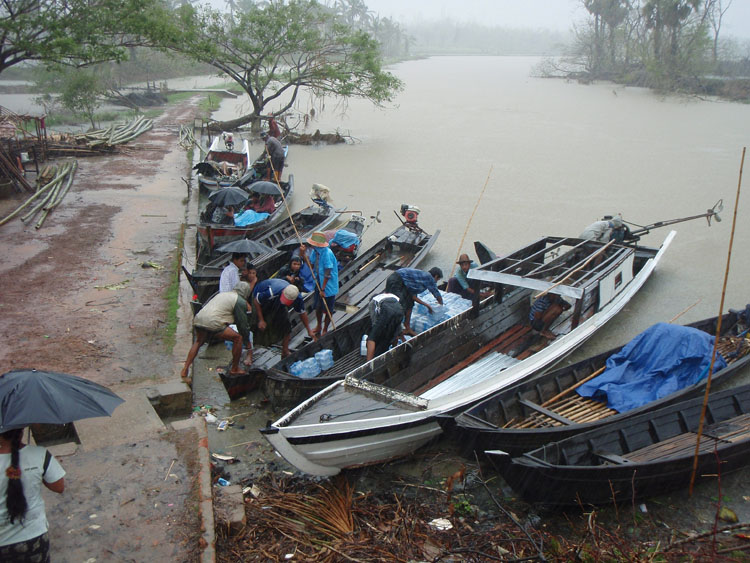 chargement des bateaux pour Taaung chaung