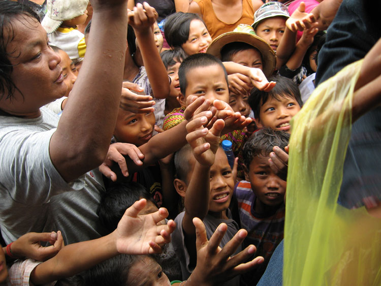 distribution nourriture à khungyangone