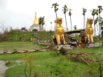 famille refugiée dans une pagode détruite