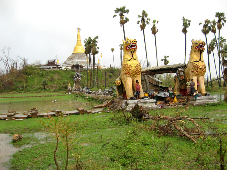 famille refugiee sous les debris d'une pagode