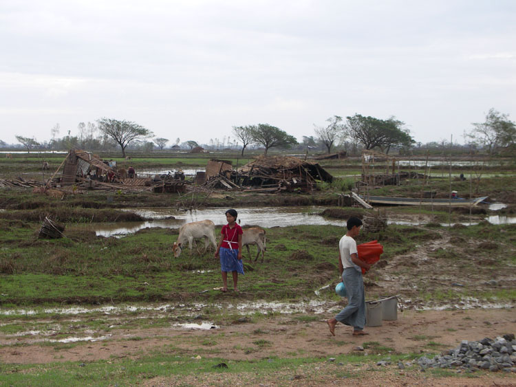 distribution dans une maison détruite dans le delta