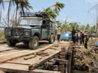 notre land rover sur le dernier pont réparé avant bokkalé