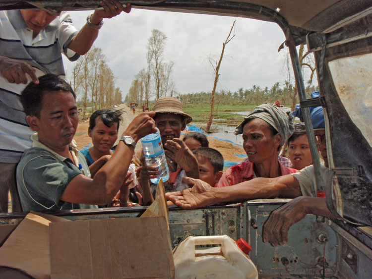 photo cyclone nargis  distribution d 'eau sur la route