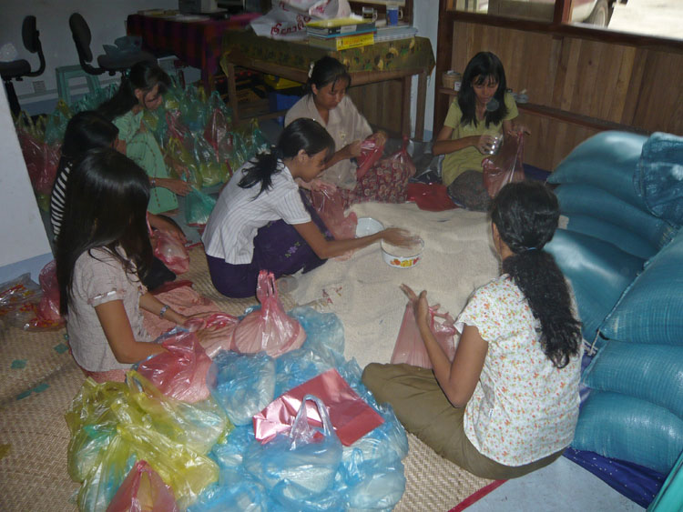 mise en sac du riz avant distribution