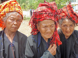 femmes ethnies pao sur la route de Loikaw