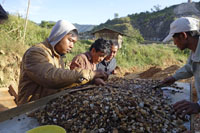 tri des pierres à la sortie d'une mine