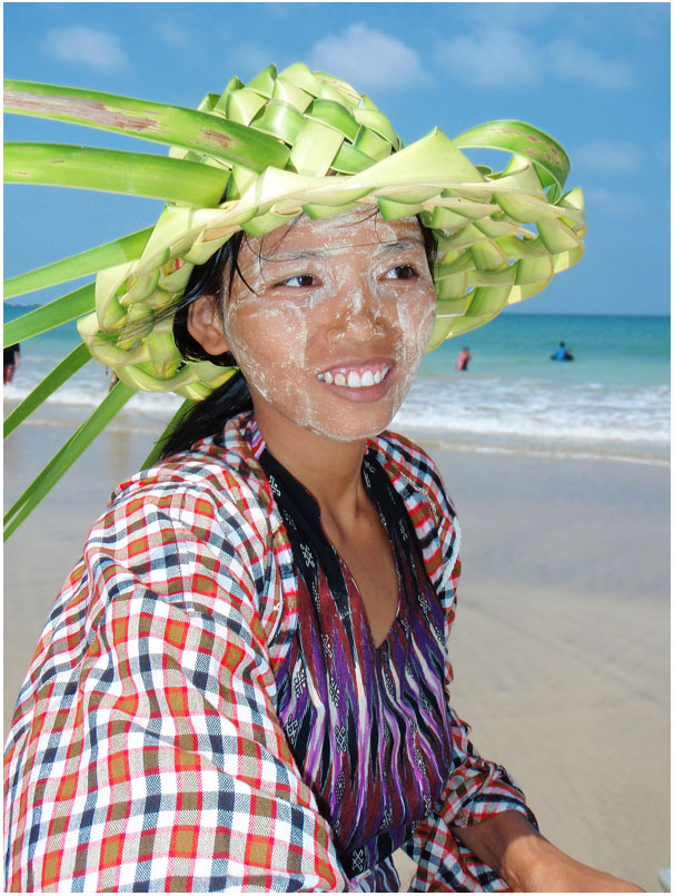 jeune fille birmane au Myanmar à la plage de Ngwe Saung