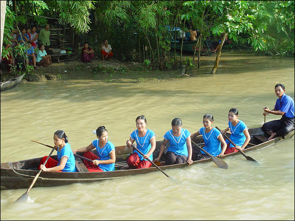 pirogue pour le festival des lumières en birmanie