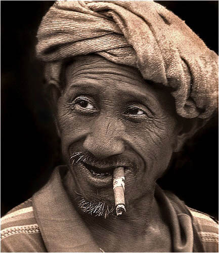 Photograph of the man from the Pa-O ethnic group at Inle Lake - Myanmar