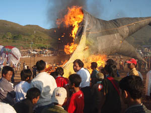 air balloon in fire, taungyi festival